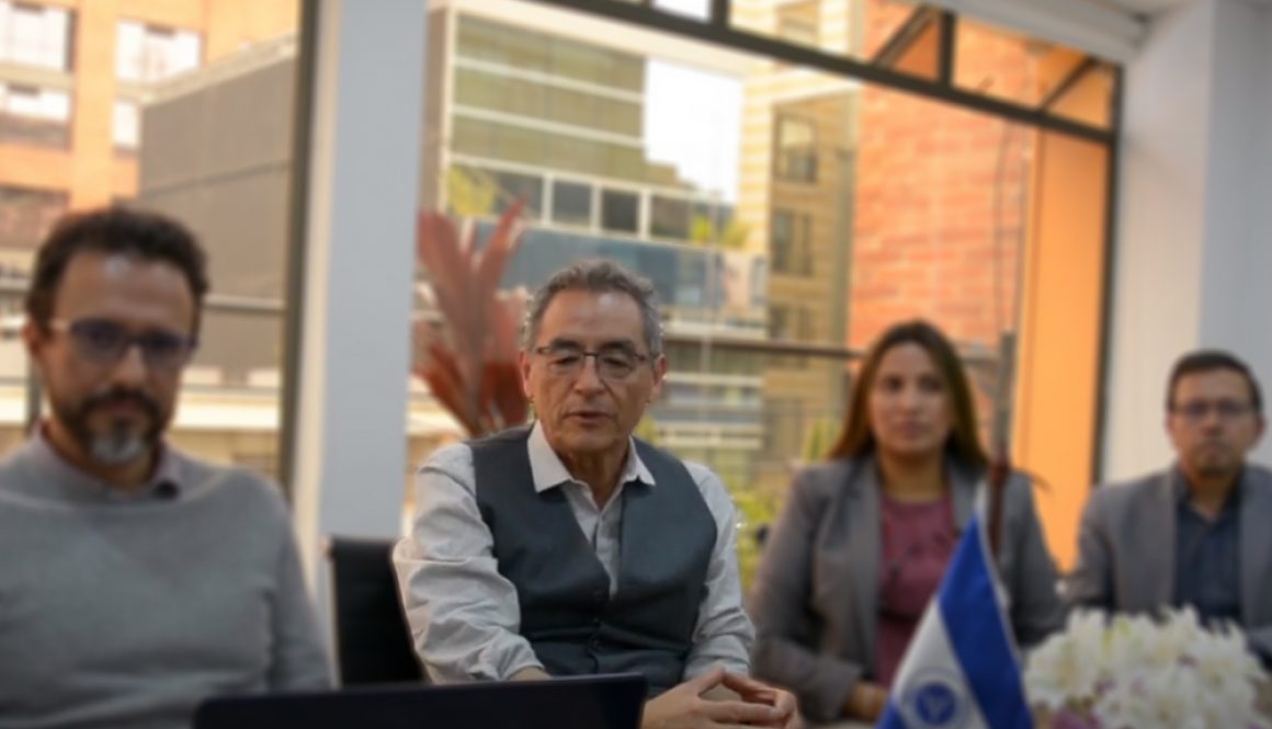 Doctor Bernardo useche, con el equipo de respuesta psicologica de colpsic