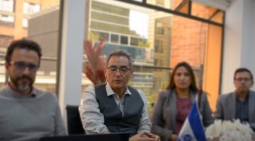 Doctor Bernardo useche, con el equipo de respuesta psicologica de colpsic